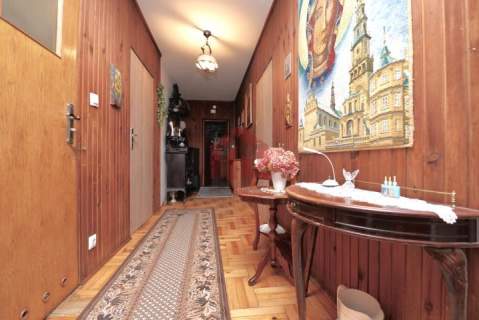 Dom częścią komercyjną wolnostrojący