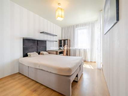 M 50M2 / 3 POKOJE / BALKON / GARAŻ / ZIELONO