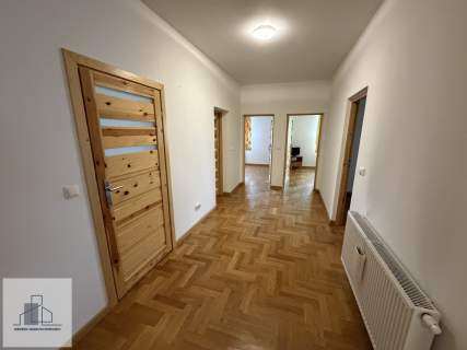 Nowoczesny dom parterowy - gotowy do zamieszkania zadbany ogród