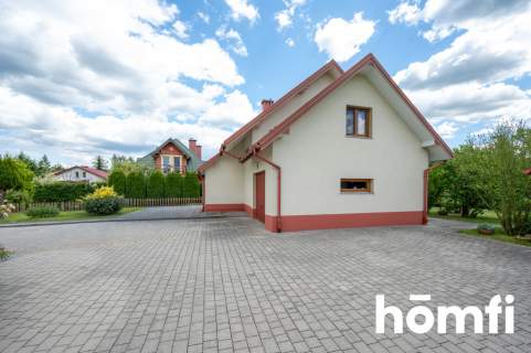 Zadbany dom z pięknym ogrodem 4 sypialnie Salon