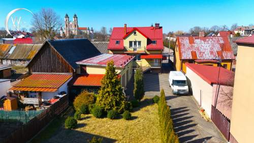 Przestronny dom z garażem i ogrodem