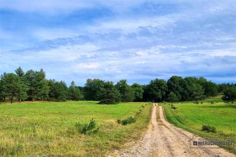 Budowlane nad jeziorem. Prąd, wodociąg, plaża.