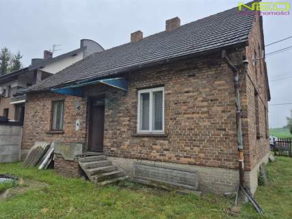Dom z budynkiem gospodarczym w spokojnej okolicy