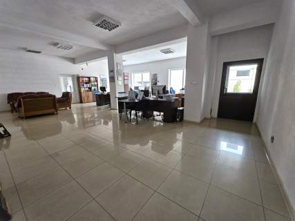 Loakl parterowy, parking, niezależne wejście 115m2
