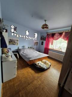 Dom 3-kondygnacyjny z trzema niezależnymi mieszkaniami.