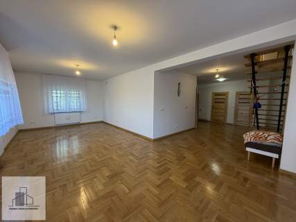 Nowoczesny dom parterowy - gotowy do zamieszkania zadbany ogród