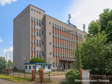 Kompleks budynków biurowych z parkingiem