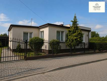Parterowy, ekonomiczny dom z dwoma wejściami