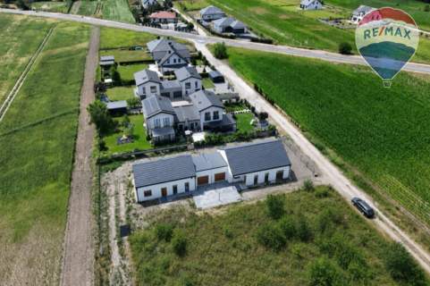 Dom 102 m parteru 43 m poddasza PKP 1 km gm. Błonie
