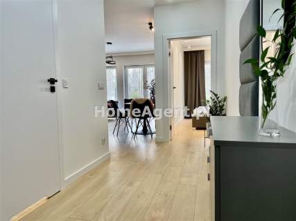 NOWY PIĘKNIE URZĄDZONY APARTAMENT Z OGRÓDKIEM 