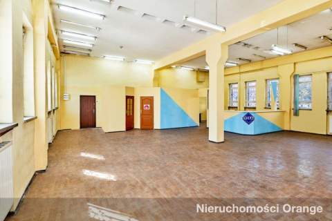 Zabytkowy budynek oraz obiekty pod biura i usługi