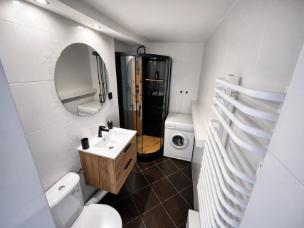 2 duże pokoje duży balkon winda gotowe do zamieszkania