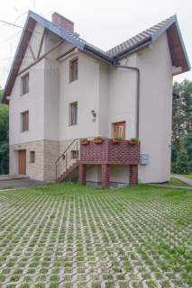 Wolnostojący dom blisko lasu