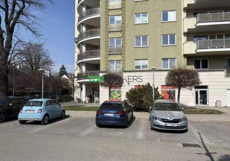 Przestronny narożny lokal, duże witryny