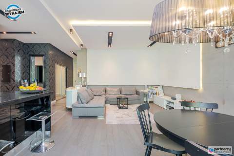 Apartament z widokiem na las, komórka i hala gar.
