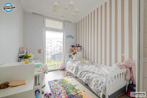 Apartament z widokiem na las, komórka i hala gar.
