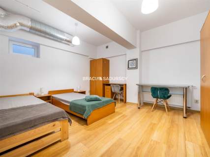 Lokal mieszkalno-usługowy w centrum.