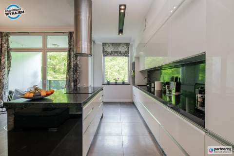 Apartament z widokiem na las, komórka i hala gar.