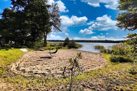 Prywatna plaża, teren i las nad jeziorem Dołgie.