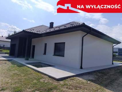 Nowy dom parterowy z antresolą.