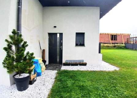 Połowa nowoczesego bliźniaka w otoczeniu natury