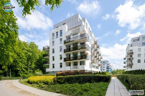 Apartament z widokiem na las, komórka i hala gar.