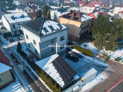 Budynek z 6 niezależnymi apartamentami.