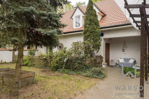 Idealny dla 2 rodzin. Blisko szkoła. Sauna. Ogród.