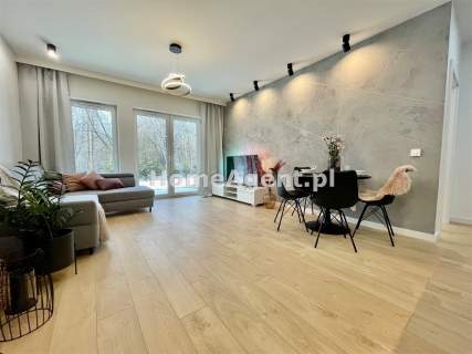NOWY PIĘKNIE URZĄDZONY APARTAMENT Z OGRÓDKIEM 