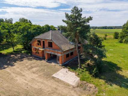 Niesamowity dom w otoczeniu lasu i stawów