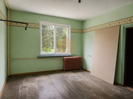 Stara leśniczówka w środku lasu / blisko jeziora