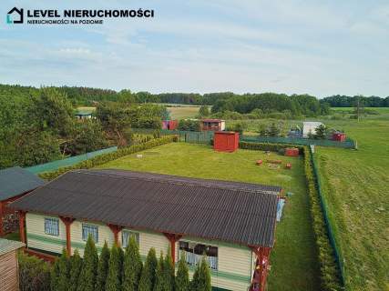 Działka nad jeziorem z domkiem