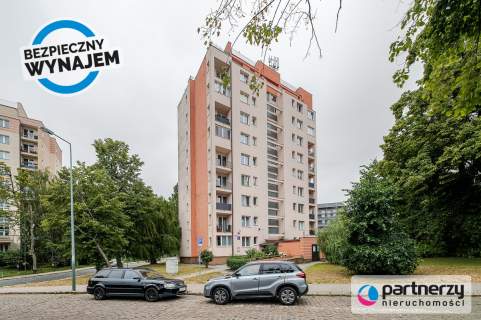 Widok z balkonu na motławę i stare miasto