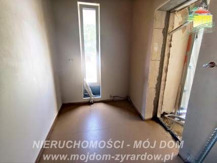 Dom w zabudowie bliźniaczej, zielona okolica.