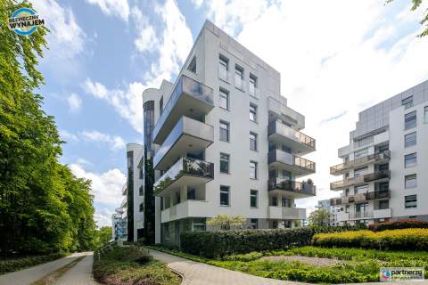 Apartament z widokiem na las, komórka i hala gar.