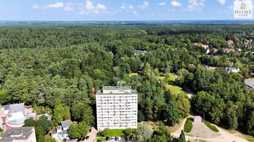 3-pokojowe mieszkanie z widokiem na korony drzew.