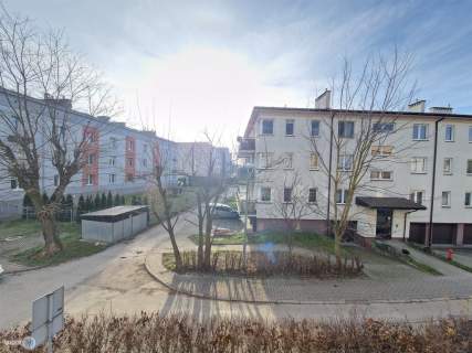 2 pokoje z balkonem na 1 piętrze piwnica,strych
