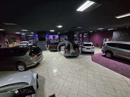 Salon samochodowy na wynajem 