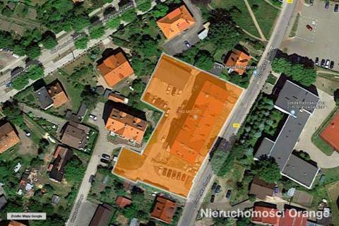 Budynek z dużym parkingiem w centrum miasta