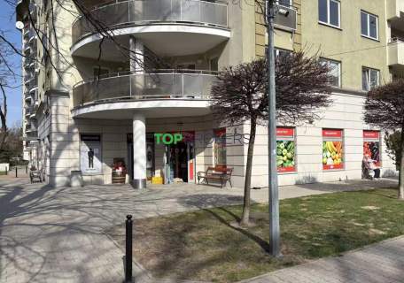 Przestronny narożny lokal, duże witryny