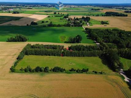 Uzbrojone działki przy plaży z pomostem.