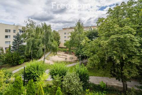 2-pokoje z dużym balkonem, piwnicą m. postojowe