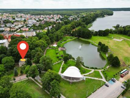 dom nad jeziorem Lidzbarskim obok amfiteatru
