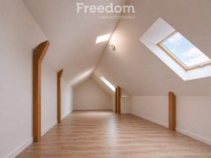 Nowy, parterowy dom poddasze-na działce 1000 m2