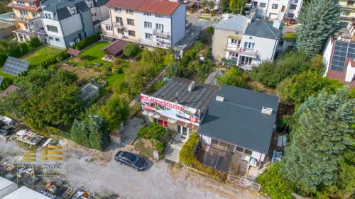 Pół bliźniaka, lokal usługowy, działka z najemcami