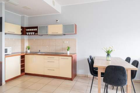 Ustawny, funkcjonalny apartament z dużym balkonem w pełni w