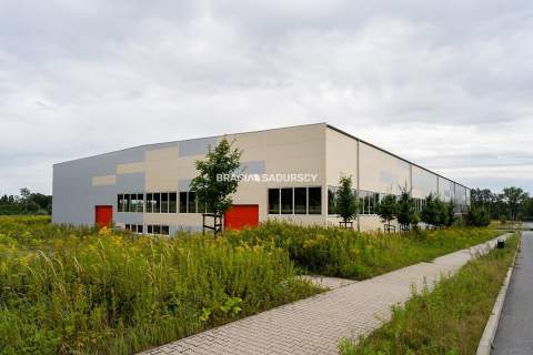 Hala produkcyjna z suwnicami