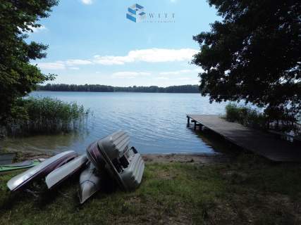 Uzbrojone działki przy plaży z pomostem.