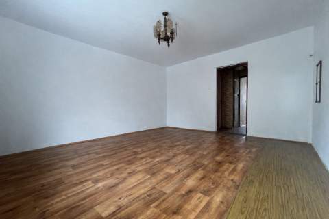 Dwustronne do remontu 33m 4m piwnica, parking