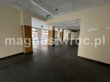 Do wynajęcia przestronny lokal handlowy